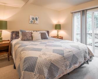 Squirrel's Nest-Stunning Chalet w/ Summer Pool Access! - Dorrington - Habitación