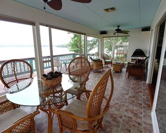 Relax and Reconnect at Heron's Nest - Livingston - Dining room