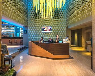 Crown Prince Hotel Surabaya Managed By Midtown Indonesia - סוראבאיה - דלפק קבלה