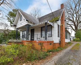 The Garden Spot - Next to Glencairn Garden, near Winthrop & RH indoor sport - Rock Hill - Building