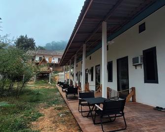 Mimosa Inn Nong Khiaw - Muang Ngoy - Patio