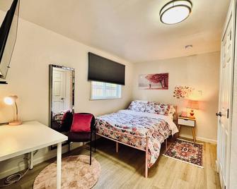 1 Bedroom Apartment 10 Minutes to SeaTac Airport - Seattle - Bedroom