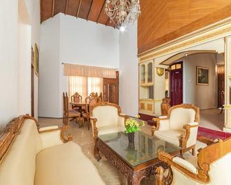 RedDoorz Syariah near Balai Kota Batu - Malang - Living room