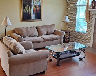 Charming 3-bedroom house with Pool (Not heated), WiFi, AC in North Weeki Wachee - Brooksville - Huiskamer