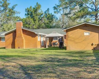 Near Shops And Eats Home With Large Yard - Waycross - Building