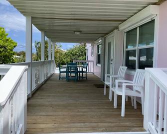 Pink Bikini Apartment with Dock, Green Turtle Cay - Treasure Cay - Balcony