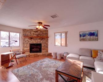 2 Mi to Whiskey Row Tranquil Getaway with Deck! - Prescott - Living room