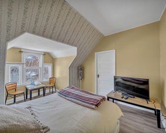 Group stay home @Marmora and Lake Inn B & B with Indoor Pool. - Marmora - Bedroom