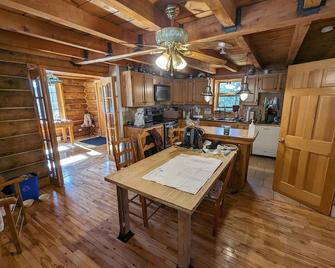 1- Bouleau : Log home by a river & a small pond on 50 acres land in the forest - Rivière-Rouge - Dining room