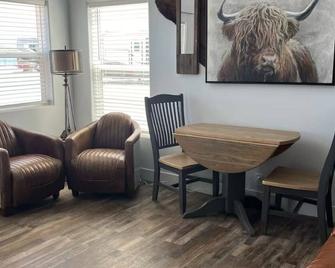 Lucky Lake 208 tiny home B - Heyburn - Comedor