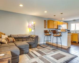 12 Mi to Denver Golden Vacation Rental! - Golden - Living room