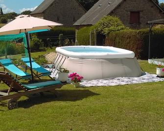 Les Mezerais Rural Farmhouse 3 Beds,1 Shower Room 2 Wcs & Pool Sleeps 6 - Gorron - Patio