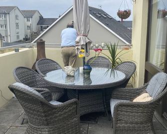 Luxury Apartment Lahinch 2mins from beach restaurants and Golf Club+parking - Lahinch - Ban công