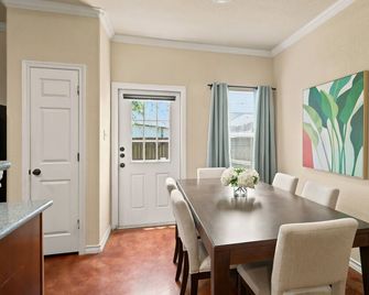 Sd2 • Spacious Family Townhome•3br• Backyard• Fast Wi-Fi - Selma - Comedor