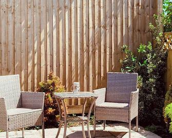 1 bedroom accommodation in Bridgend - Bridgend - Patio