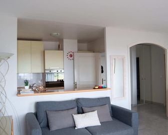 07. Terrace with stunning view of the sea and Cap Ferrat, one bedroom apartment. - Villefranche-sur-Mer - Living room