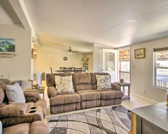 Peaceful Tehachapi Retreat w/ Mountain Views! - Tehachapi - Вітальня