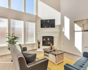 Luxe Private Getaway In The Heart Of Las Colinas! - Irving - Living room