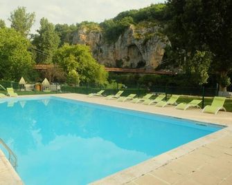 Hôtel Restaurant Les Falaises - Bouzies - Alberca