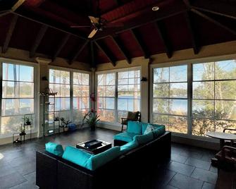 Waterfront Mansion w/ Saltwater Pool, Dock, Game room, Tiki Bar, Kayaks + More - Bath - Sala de estar