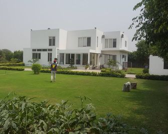 Bnbbuddy Farmhouse,gurugram - Sohna - Building