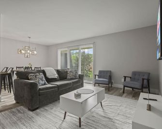 2BR Stay Close to Downtown - Rochester Hills - Living room