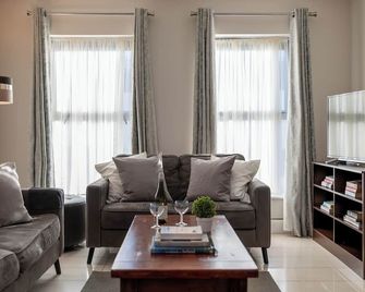 4 bedroom pet friendly home with pool access - Kenmare - Living room