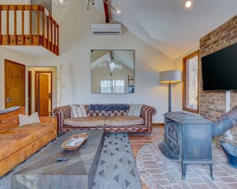 Rustic Private Cabin Outdoor Hot tub w/ Lake View - Stroudsburg - Вітальня