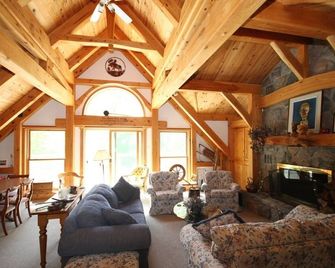 صني روك بد آند بريكفاست هاليبرنتن - هاليبرتون - غرفة معيشة