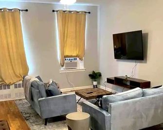 A 3 bedroom 1 bathroom can fit 6 guests. Welcome to your home away from home - Brooklyn - Olohuone