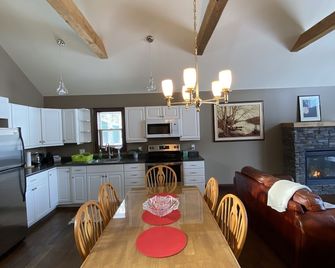 Two bedroom Muskoka lakeside retreat with incredible and tranquil views - Huntsville - Dining room