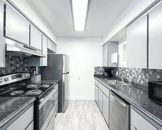 Trendy Ivy 2-Bedroom - Coalinga - Kitchen