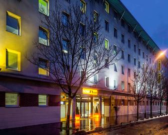 Hotelf1 Paris Porte de Montreuil - Bagnolet - Building