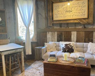 The Farmhouse Grain Bin at Goose Creek Farm in Cornersville TN - Cornersville - Living room