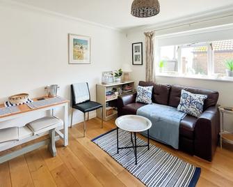 Sea Breeze - Pagham - Living room