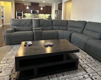 Amazing Lincoln Home with Pool and Hot Tub - Lincoln - Living room
