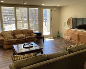 Reynolds Lake Oconee lake house - Greensboro - Living room