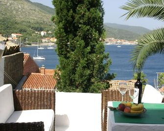 Traditional House With two Apartments - Vis - Balkon