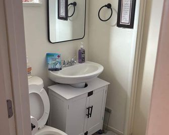 Enjoy a room with private bath in a charming King City location! - King City
