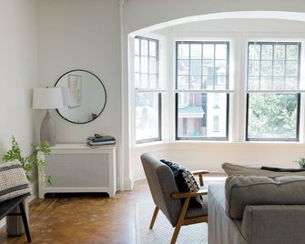 Walking distance to Wellspan York Hospital, York College. Comfortably sleeps 8. - York