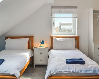 You will love this spacious semi-detached dormer bungalow with enclosed garden. - Flamborough - Bedroom