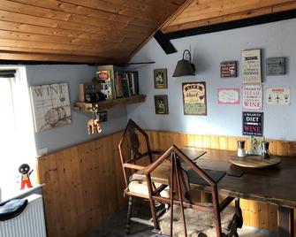 Double Room in Character Cottage With Parking, Beaulieu, New Forest - Beaulieu - Dining room