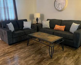 Ezekiel's Getaway Side 1 - near Ark Encounter with Game room - Williamstown - Living room