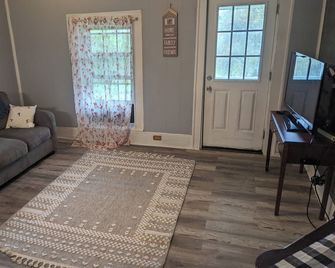 2-bedroom apartment with balcony view and walking distance balloon rally - Wellsville - Huiskamer