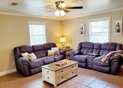 Cozy home in the heart of Leesville a block from downtown. - Leesville - Living room