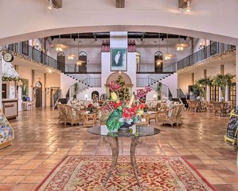Near the Everglades Studio at Port of the Islands - Naples - Lobby