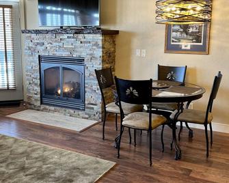 Lakefront 1BR Condo on Golf Course with Indoor Pool/Hot Tub - Tagalong Resort - Birchwood - Comedor