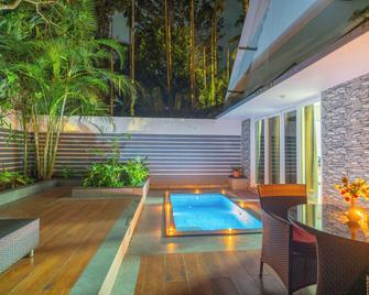 Parampara Resort & Spa - Kushālnagar - Piscina