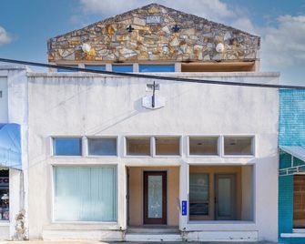 Unique luxury condo in downtown Clinton! - Clinton - Building