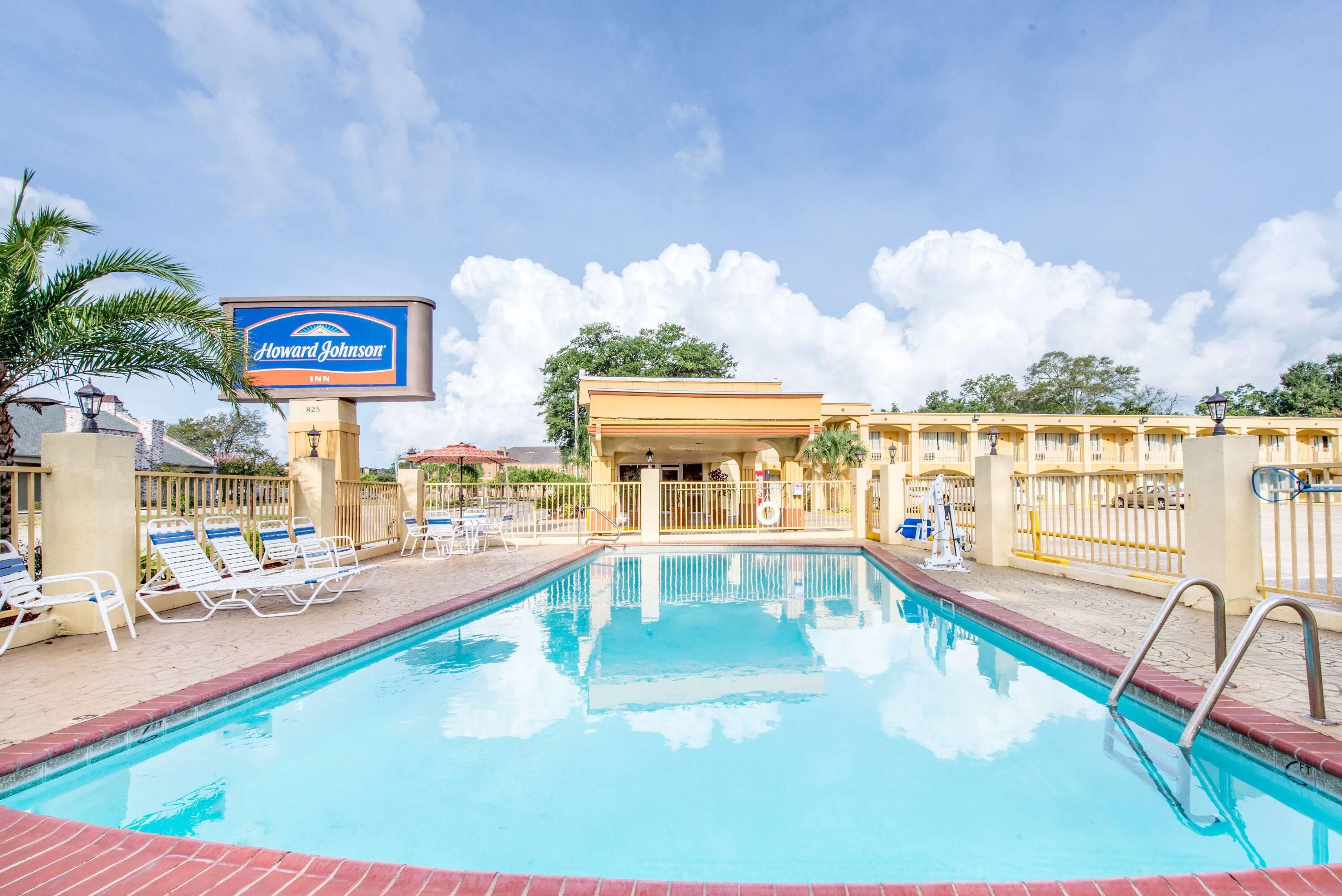 Howard Johnson by Wyndham Historic Lake Charles - לייק צ'ארלס - בריכה